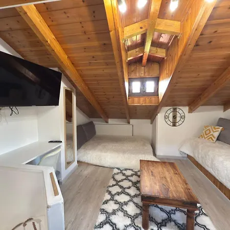 Julie's شقة كالافريتا