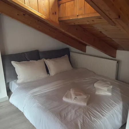 Julie's كالافريتا