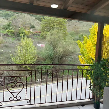 Julie's شقة كالافريتا